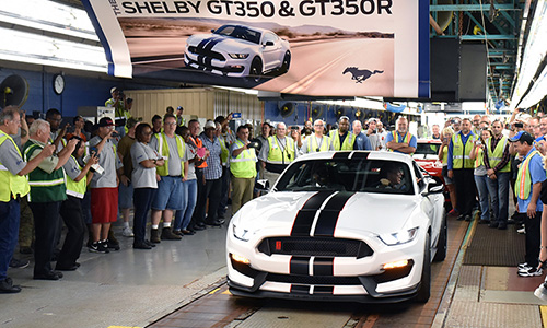 “Huyền thoại” Shelby GT350R Mustang đầu tiên rời nhà máy