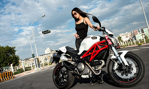 Mẫu Á cá tính chinh phục “quỷ nhỏ” Ducati Monster 796