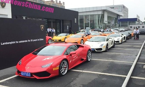 Ngắm “đàn siêu bò” Lamborghini trăm tỷ rồng rắn trên phố