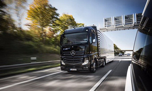 Xe tải tự hành Mercedes-Benz Actros lăn bánh trên xa lộ Đức