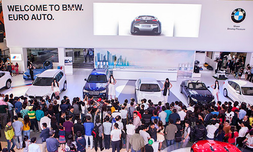 BMW công bố giá bán cho 8 mẫu xe tại VIMS 2015