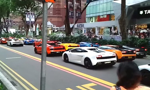 Cả dàn "siêu bò" Lamborghini gầm rú diễu hành trên phố