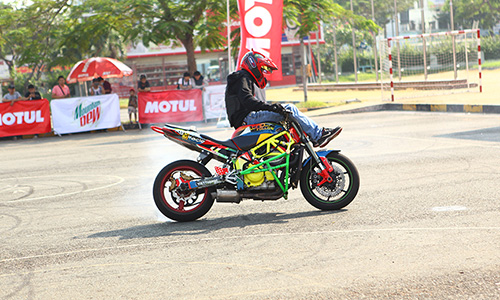 Bikers Việt bốc đầu, "phá xe" tại vòng loại Motul Stunt 2016