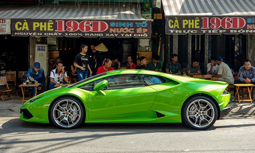 Lamborghini Huracan giá 13 tỷ uống "cafe cóc" tại Sài Gòn