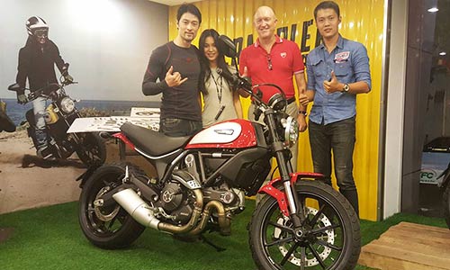 Johnny Trí Nguyễn và Nhung Kate "cưới vợ 2" Ducati Scrambler