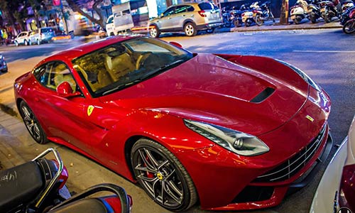 “Chạm mặt” siêu xe Ferrari F12 Berlinetta giá 21 tỷ tại Hà Nội