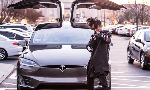 “Cậu bé Karate” tậu siêu xe điện Tesla Model X 