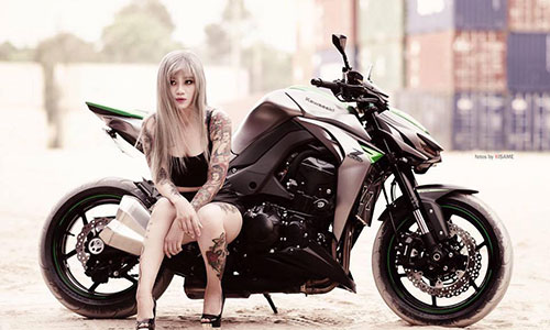 Mẫu Việt “xăm trổ” siêu cá tính bên môtô Kawasaki Z1000