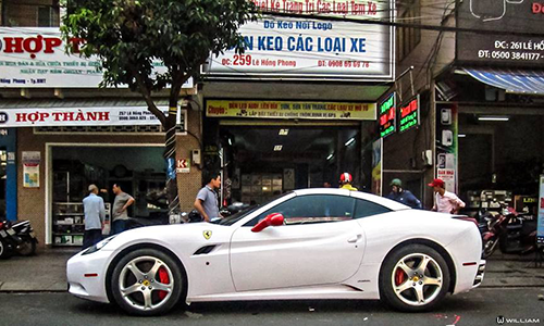 "Hàng hiếm" Ferrari California 12 tỷ tại Việt Nam "thay áo" mới 