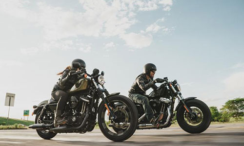 Cùng độ Sportster Iron 883 bản 2016 với Harley-Davidson