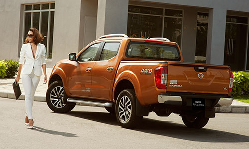 “Bỏng mắt” ngắm chân dài bên Nissan Navara EL tại VN