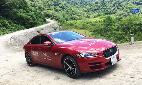 Cầm lái xế sang Jaguar XE hơn 2 tỷ tại Việt Nam