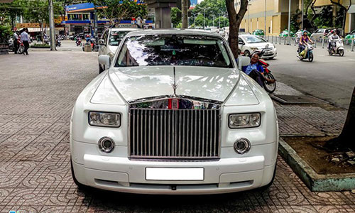 Chạm mặt siêu xe Rolls-Royce triệu đô tại Sài Gòn