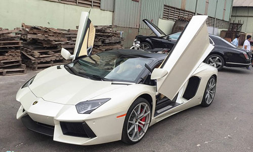 Siêu xe Lamborghini Aventador mui trần giá 26 tỷ về VN