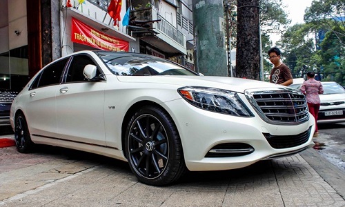 Xe siêu sang Mercedes Maybach S600 trắng mờ độ mâm ở Sài Gòn