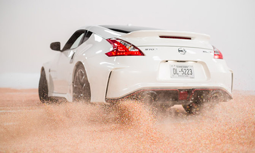 Nissan trang trí bánh Donut bằng cách Drift xe 370z