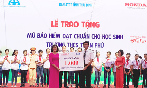 HVN tặng mũ bảo hiểm cho học sinh Thái Bình và Phú Thọ