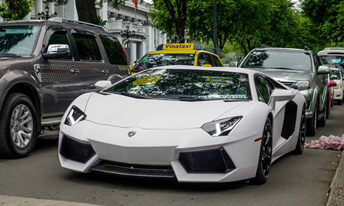 "Siêu bò" biển độc Aventador hơn 20 tỷ đổi màu tại VN