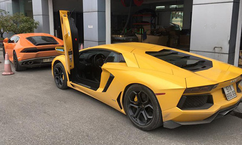 Bộ đôi Lamborghini 39 tỷ từ Hà Nội về Sài Gòn đón Tết