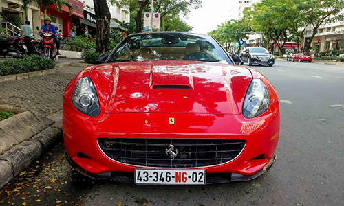 "Chạm mặt" Ferrari California độ Hamann tiền tỷ tại Sài Gòn