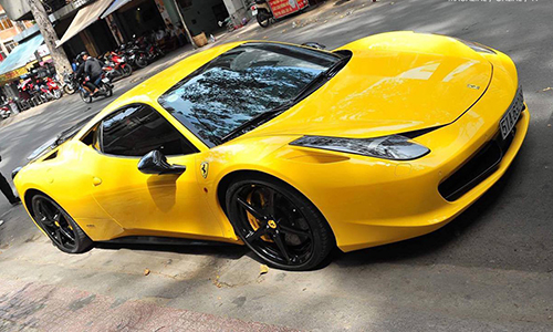 Siêu xe Ferrari 458 Italia tăng tốc "náo loạn" Sài Gòn