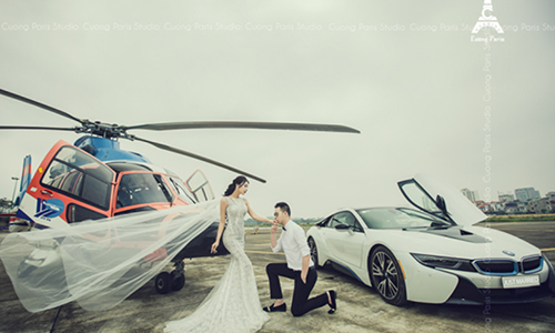 Hot girl "tuyệt tình cốc" show hàng bên siêu xe BMW i8