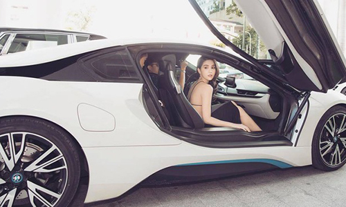 “Nữ hoàng nội y” Ngọc Trinh lưng trần ngồi BMW i8 tiền tỷ