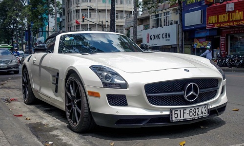 Siêu xe Mercedes SLS mui trần của đại gia cà phê VN