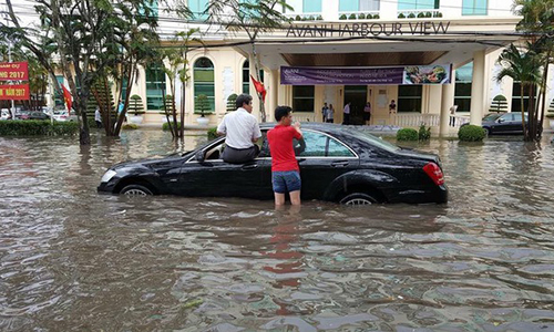 Mưa lớn khiến hàng loạt ôtô "chết đuối" tại Hải Phòng