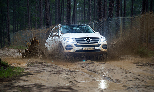 Lên rừng, xuống biển cùng Mercedes-Benz SUVenture 2017