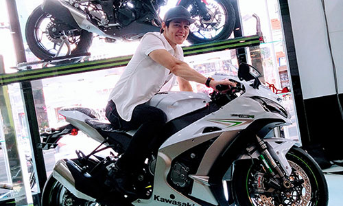 Ca sĩ Lưu Chí Vỹ "tậu" Kawasaki ZX-10R giá nửa tỷ đồng 