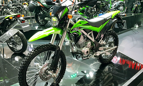 Kawasaki ra mắt "cào cào phượt" KLX 2017 giá 49 triệu