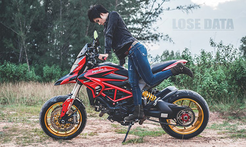 Chân dài Việt đọ dáng "siêu ngầu" bên môtô Ducati Hypermotard