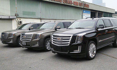 "Soi" SUV hạng sang Cadillac giá 7 tỷ đồng tại Hà Nội