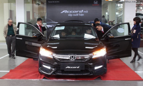 Honda Accord “đại hạ giá” đấu Toyota Camry tại VN