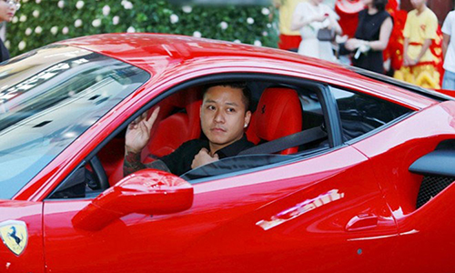 Tuấn Hưng cưỡi "siêu ngựa" Ferrari tiền tỷ tại Hà Nội