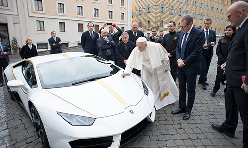 Lamborghini Huracan đặc biệt cho Đức Giáo Hoàng Francis