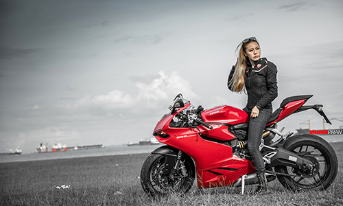 Ngắm hot girl “nài cứng” môtô thể thao Ducati 899 Panigale