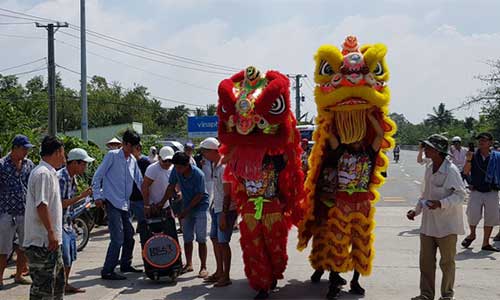 Video: Người dân múa lân "mừng xả trạm" BOT Sóc Trăng