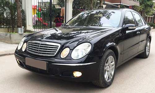 "Soi" xe sang Mercedes-Benz E200 giá 300 triệu tại Hà Nội 