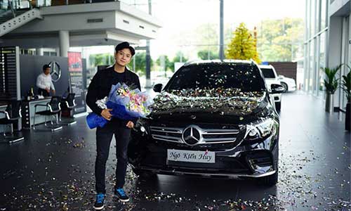 “Soi” Mercedes-Benz GLC 300 giá 2,1 tỷ của Ngô Kiến Huy 