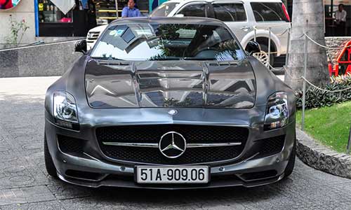 Mercedes SLS giá 14 tỷ nhà chồng Hà Tăng trên phố Sài Gòn