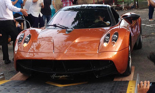 Minh nhựa "kéo" siêu xe Pagani Huayra 78 tỷ đi xét biển