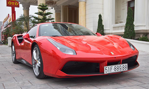 Tuấn Hưng lái siêu xe Ferrari dự đại hội môtô Hải Dương