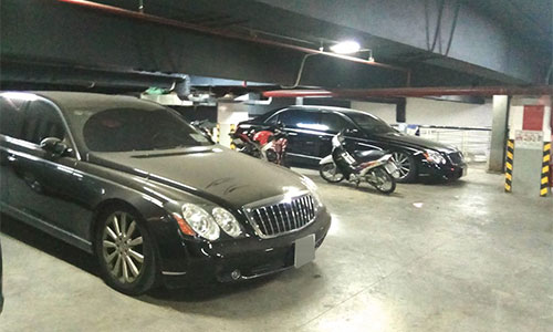 Xe siêu sang Maybach triệu đô "bỏ xó", phủ bụi tại Hà Nội