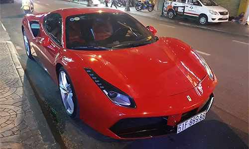 Tuấn Hưng đưa "vợ hai" Ferrari 488 GTB tiền tỷ Nam tiến 