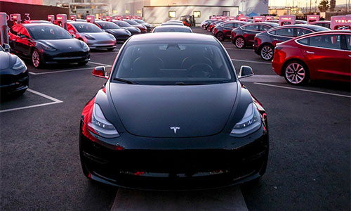 Khách hàng đặt mua siêu xe Tesla Model 3 ùn ùn đòi tiền cọc 