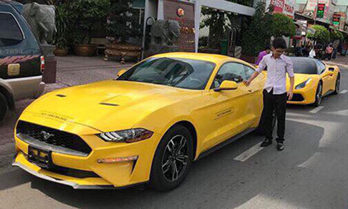 Đại gia Bình Dương mua Ford Mustang hơn 2 tỷ tặng Bố