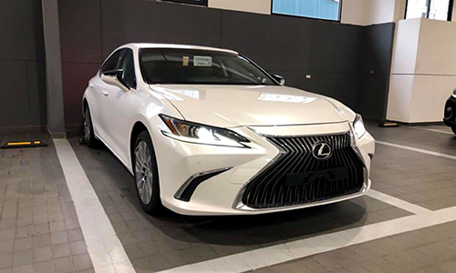 Cận cảnh xe sang Lexus ES 2019 đầu tiên tại Sài Gòn 