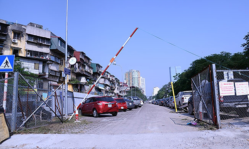 Bãi đỗ xe tự động “đắp chiếu”, thành nơi đổ rác tại Hà Nội